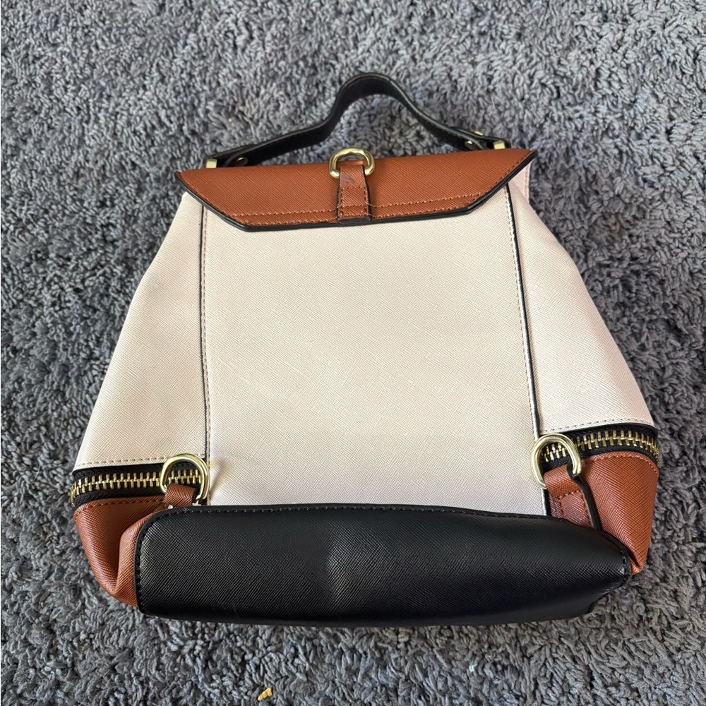 Lightly used Steve Madden bag missing long strap but has a hand strap on top - Picture 3 of 6